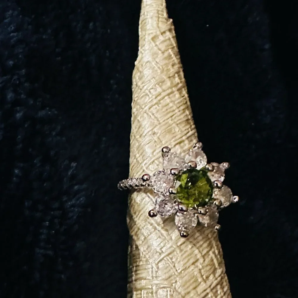 NEW GORGEOUS GREEN FLOWER BLING RING